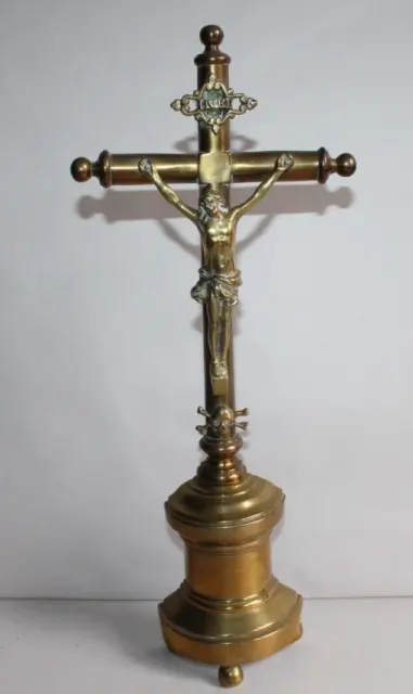 Ancien crucifix d'autel, Christ en laiton époque 19 ème siècle hauteur 40 cm