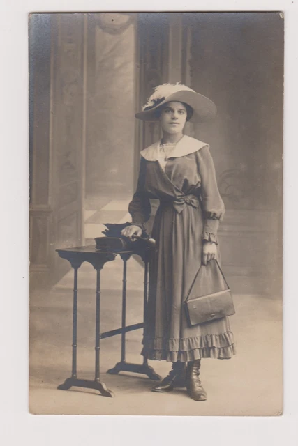 Photo Ancienne CDV (carte De Visite) – Portrait De Femme Avec Chapeau, Studio Inconnu, Vers 1900