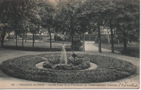 CPA - POUGUES-les-EAUX - le Jet d'eau et le Promenoir de l'établissement thermal