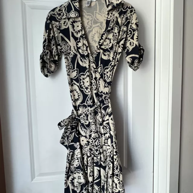 Diane Von Furstenberg Wrap Silk Dress Navy Beige Ruffle Hem Size 2 Shilo