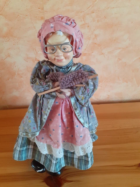 Poupée de collection mamie tricote sur socle elle bouge en remontant la clé