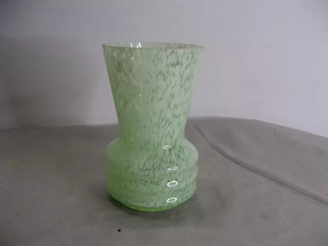 Beau petit vase en verre moucheté de Clichy vers 1960 couleur vert d'eau