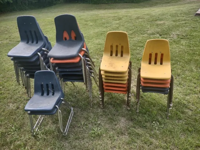 26 sillas de plástico para niños