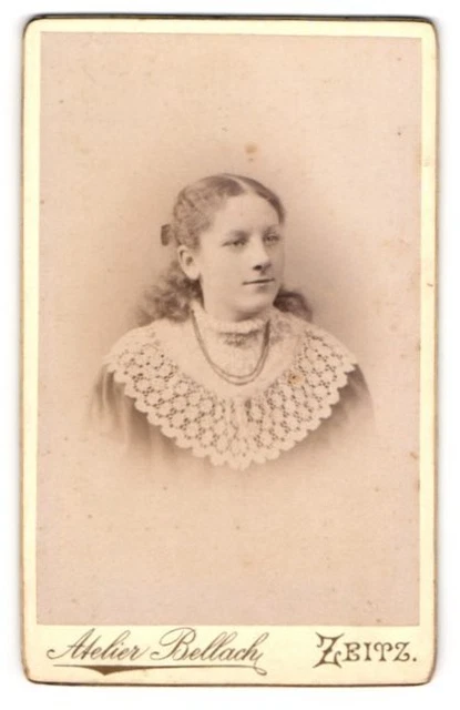 Fotografie Carl Bellach, Zeitz, Portrait junge Dame im hübschen Kleid mit Halsk