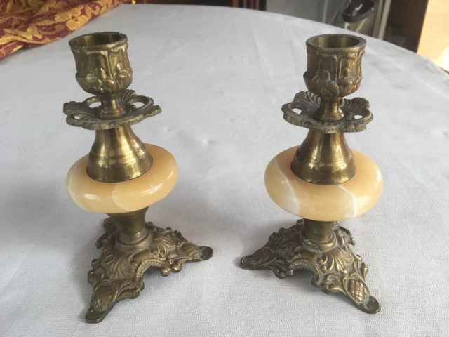 Paire De Bougeoirs Anciens En Laiton – Décor De Fleurs Gravées, Style Fleuri