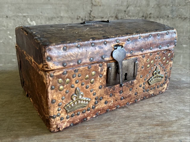 Ancienne Malle Bombée Pour Poupée - France, Bois, 35x24x28 Cm, Bon état