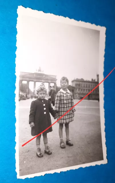 Berlin Brandenburger Tor Kinder Mädchen Junge 1930er 1940er Foto 5073