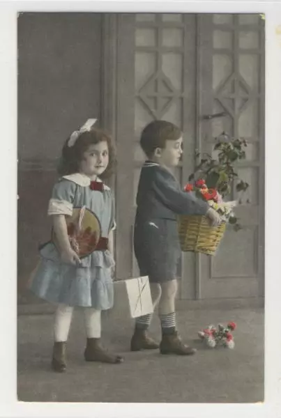 AK Kinder mit Blumen und Geschenk, 1910