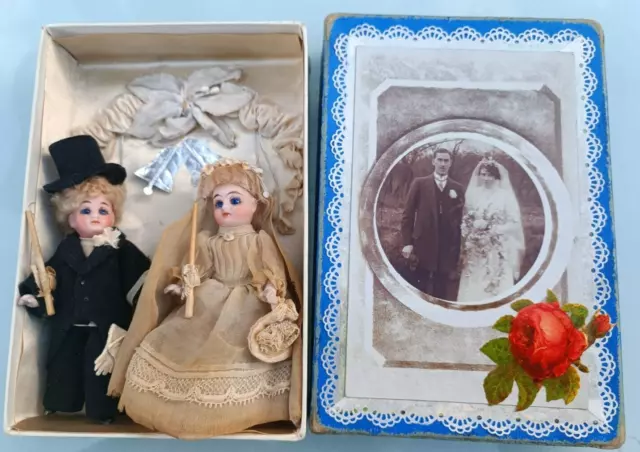 Seltenes und wunderbares Paar antike Mignonette Miniaturpuppen - Braut und Bräutigam