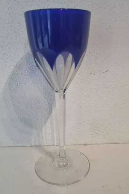 Joli verre à pied de couleur bleu en cristal  de Baccarat modèle ''GENOVA ''