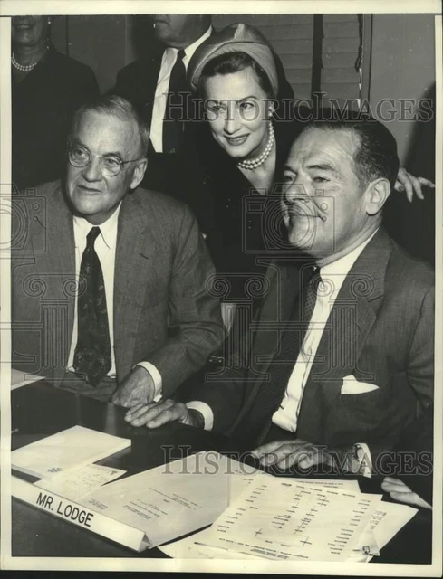 1957 Press Photo Actress Irene Dunne, company at UN headquarters in New York