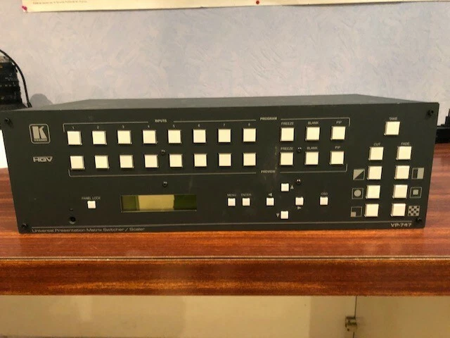 Distributeur Audio/vidéo Kramer VM-5S 1:5 - Occasion, Fonctionnel, Avec Quelques Marques D'usure, Origine France