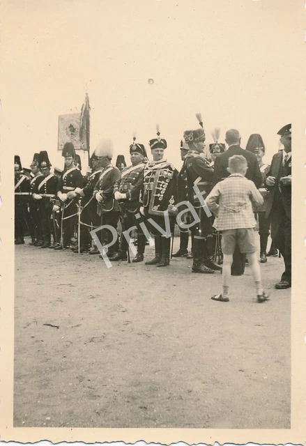 FOTO WK2 WEHRMACHT Soldaten Husaren Fahne Uniformen K1.82 EUR 34,90