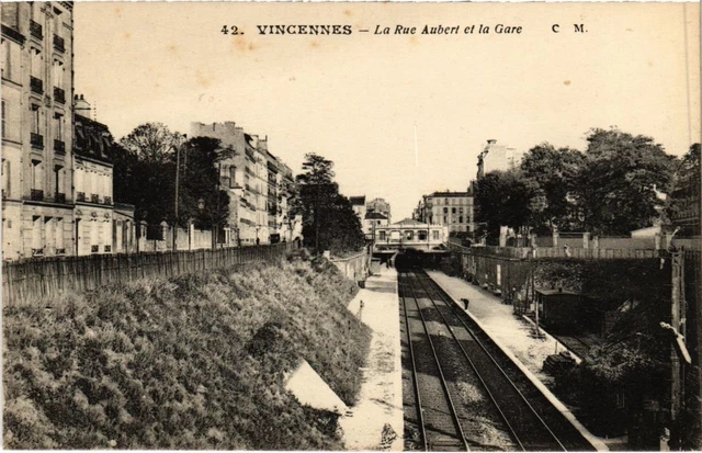 CPA AK Vincennes La Rue Aubert et la Gare FRANCE (1283136)