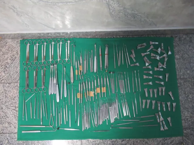 Chirurgische Instrumente, Implantate KONVOLUT (2)