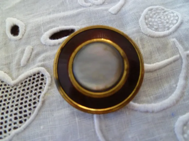 bouton ancien nacre et metal doré 22 mm