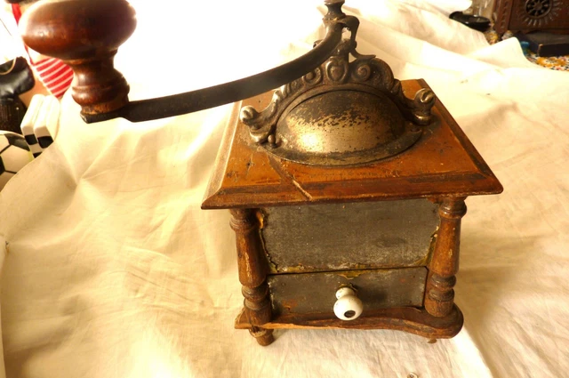 ANCIEN MOULIN A café en bois a restaurer avec scène de vie EUR 42,00