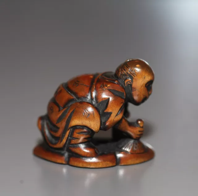 Antique Japanese fine carved boxwood Netsuke of craftsman, 19th Century. EDO.