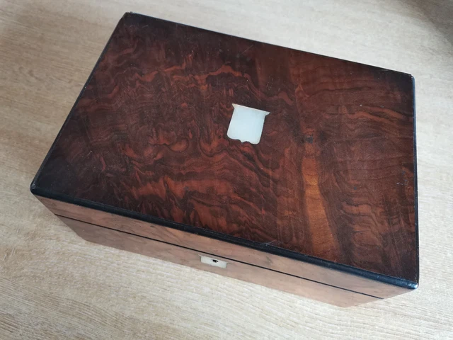 Antigua caja de madera de nogal vintage con incrustación madre perla, sin llave