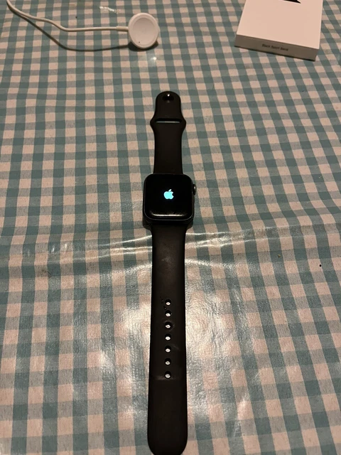 APPLE WATCH SERIES 5 40mm Space Grey Aluminium Case with Black