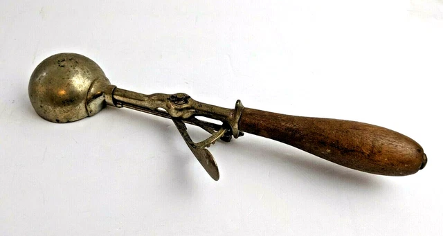 Antique Size 20 Scoops to quart GILCHRIST No 31 Ice Cream Scoop Wood Handle