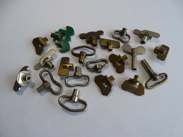 Lot De 70 Pièces D'horlogerie De Précision - Engrenages, Boutons, Réveils, Divers