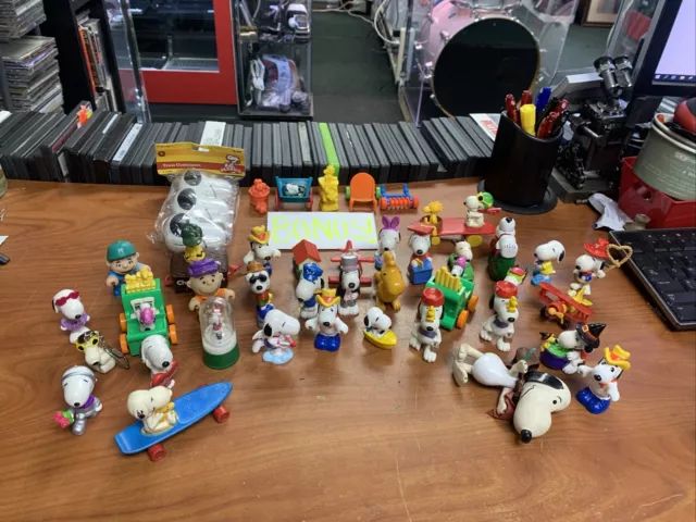 Vtg 35 Pc Lot Peanuts Snoopy Peanuts Figures Toys in Display Cabinet