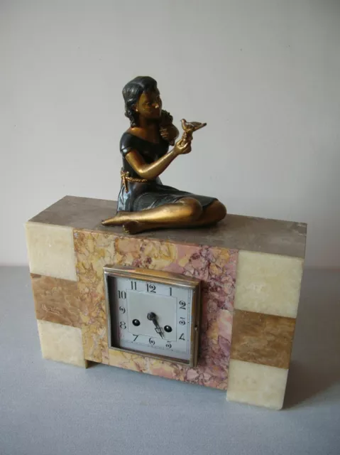 Horloge pendule mécanique avec régule femme oiseau sur marbre Art Déco