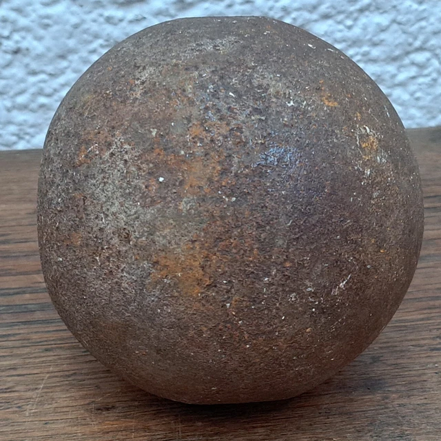 Antigua bala o bola de cañón, hierro macizo, 11 cm de diámetro