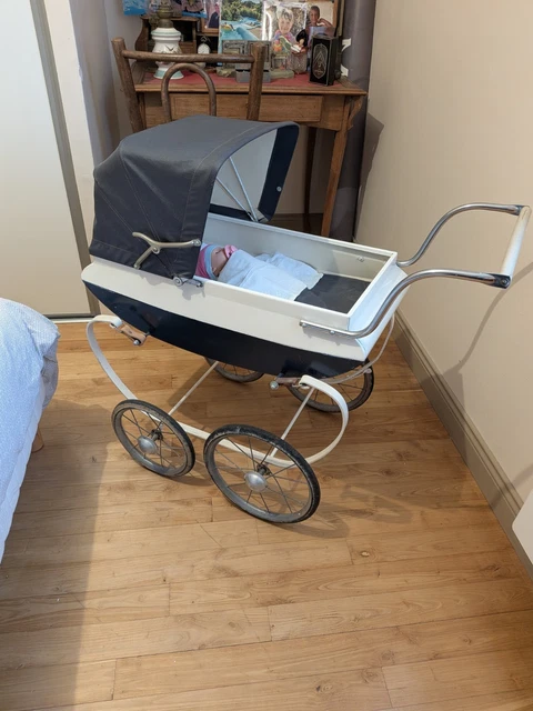 Landau en osier pour enfant, sur trois roues, fin du 19e siècle, L. 130 cm (mauvais é