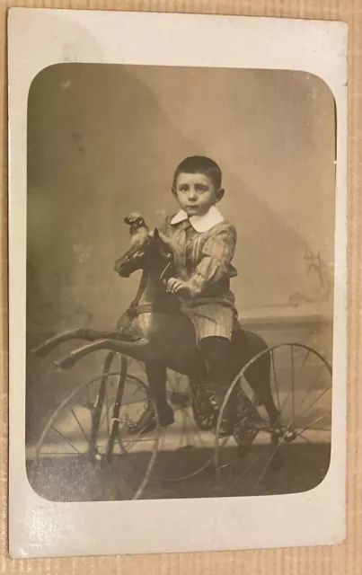 Carte photo d’enfant avec cheval de bois tricycle - voir détails