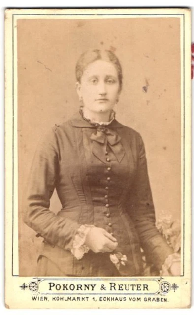 Fotografie Pokorny & Reuter, Wien, Kohlmarkt 1, Junge Dame in modischer Kleidun