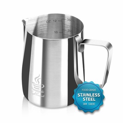 WUWEOT Bricco per il Latte in Acciaio da 900ml con Manico Anti-calore Brocca in Schiuma di Latte Cappuccino con Bilance di Misurazione di Due Lati Caffè Latte Art Penna Caffè per Barista Cappuccino 