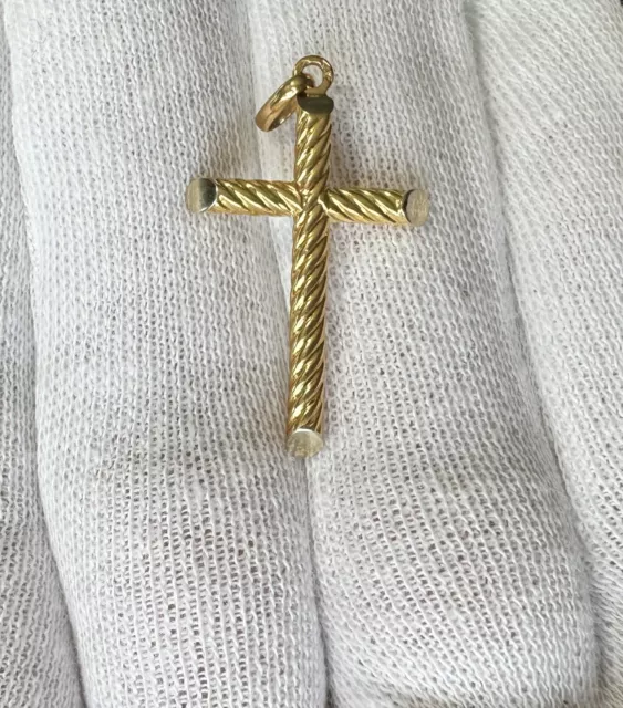 Joli pendentif en or massif - croix catholique- chaine