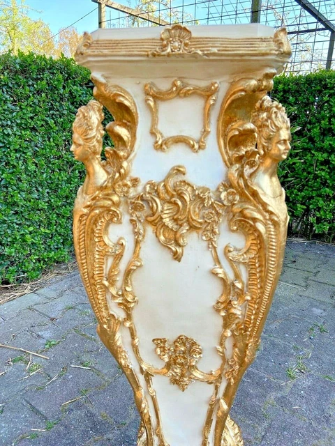 A beautiful Italian Baroque collumn/pedestal in white. 2