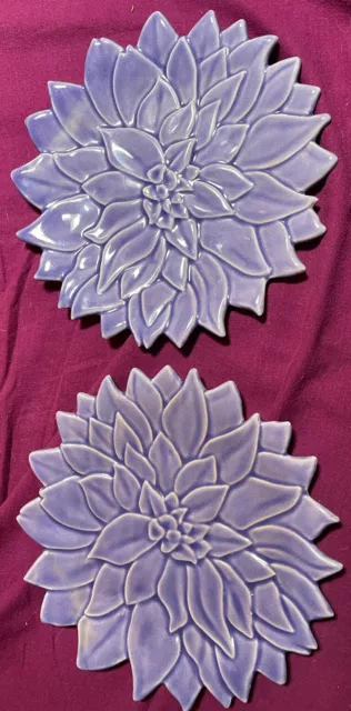 paire d’assiettes decoratives céramique Barbotine de forme Dalhias Superbe !!
