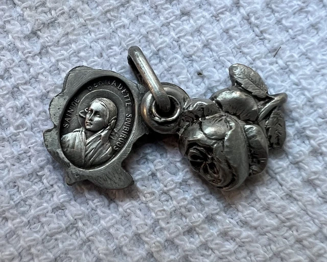 ANCIENNE MÉDAILLE RELIGIEUSE EN MÉTAL ARGENTÉ