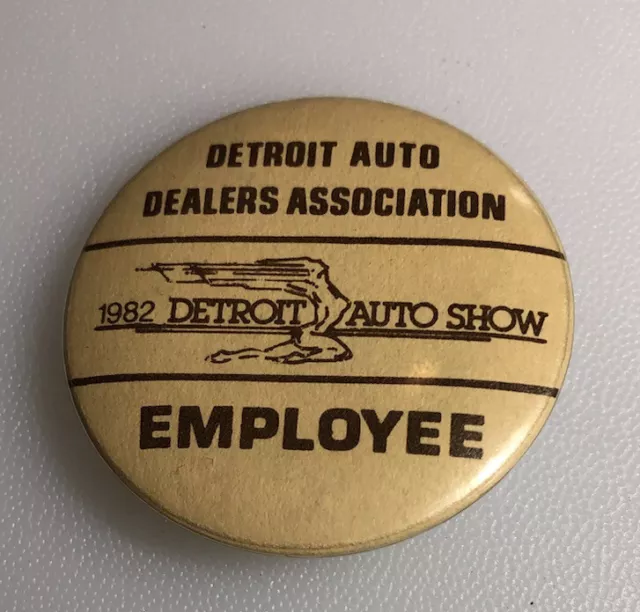 1982 Employee Detroit Auto Show Dealers Association Cars Pinback Badge Pin