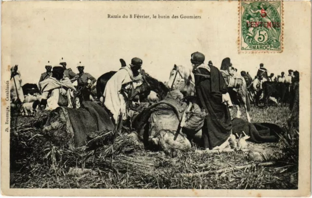 CPA AK MAROC Razzia du 8 fevrier , le butin des goumiers (114642)