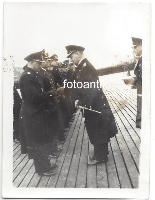 FOTO 2 WK Portrait Marine Offizier Kapitän bei Orden Verleihung