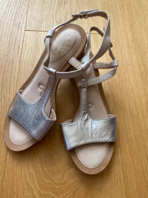 CLARKS SILVER & white leather Sandcastle low heel t-bar cushion sandals 7 D £22.00 - PicClick UK