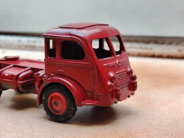 Modèle Réduit Tracteur Renault R3042 Orange échelle 1/43 - Universal Hobbies - Neuf