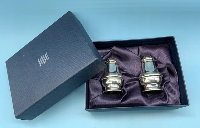 Un Bellissimo Set Di Condimenti Sale E Pepe Con Cassa In Argento Massiccio Con Marchio