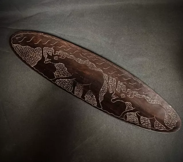 Ancien plateau en bois précieux gravé a la main décor rhinocéros. Art Africain