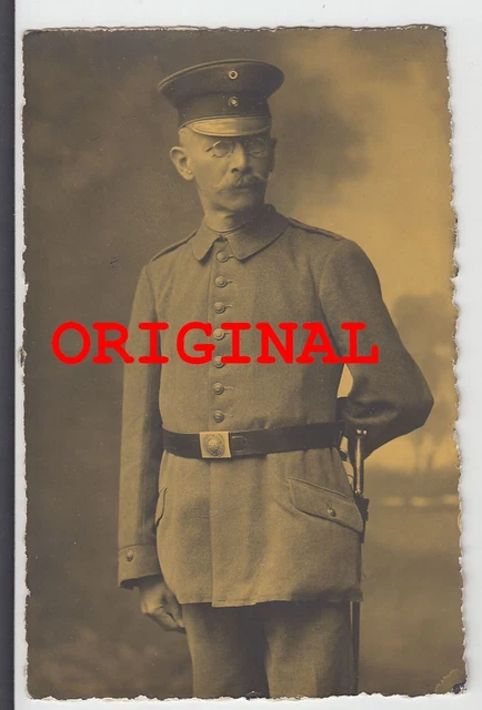 AK/ Foto 1wk Portrait Soldat Uniform Schirmmütze Bajonett Koppel Studiofoto