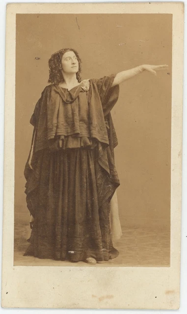 CDV Femme mûre avec une superbe robe en