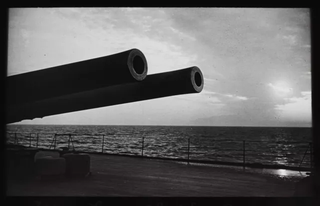 WW1 - THE GUNS OF HMS QUEEN ELIZABETH BATTLESHIP Magic Lantern Slide PHOTO