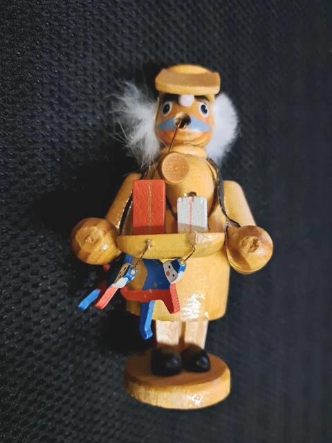 Räuchermännchen mit Geschenken, ca. 11 cm hoch, alt, geklebt, nur als Deko