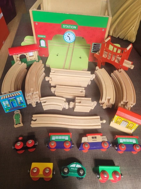 WOODEN TRAIN SET In Wooden Station Storage £18.00 - PicClick UK
