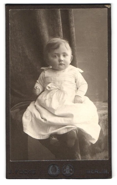 Fotografie J. Fuchs, Berlin, Neue Friedrichstraße 108, Portrait Kleinkind im we